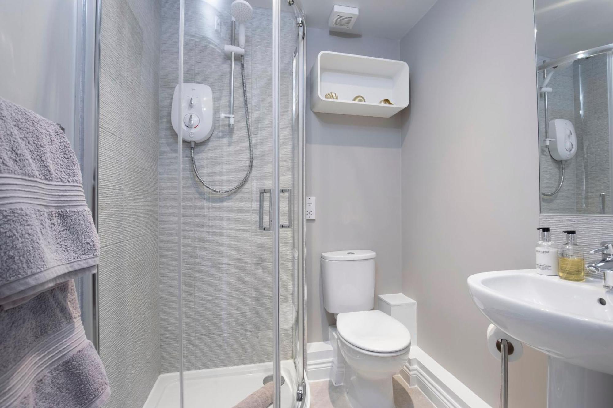 Elliot Oliver - Modern 2 Bedroom Town Centre Apartment Cheltenham Esterno foto
